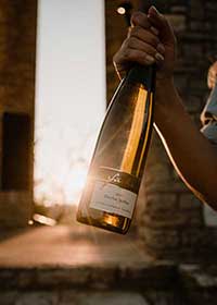 Kundin mit süßem Bacchus im Gegenlicht