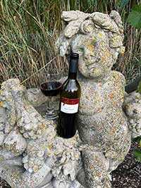 Kundenfoto Merlot Rotwein mit Skulptur
