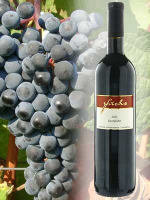Süßer Dornfelder Rotwein mit einer Dornfelder-Traube