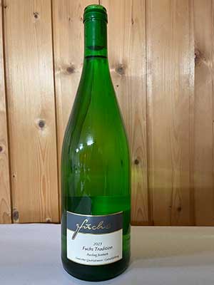 Fuchs Tradition Riesling halbtrocken – Traube + Flasche