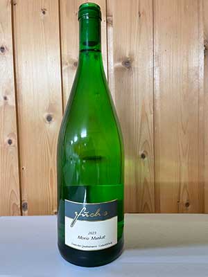Morio-Muskat lieblich – Traube + Flasche